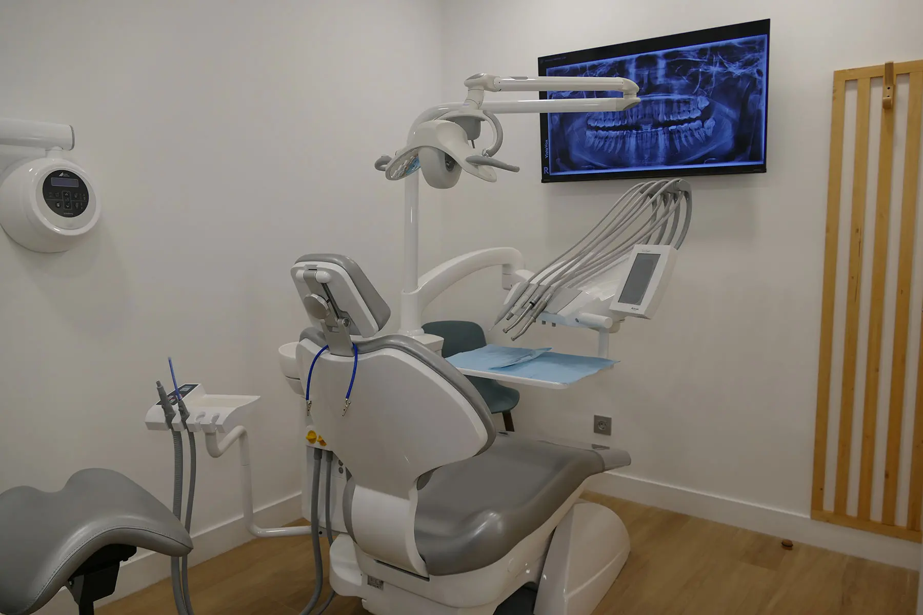 P1160320 Gabinete dental con pantalla para mostrar las radiografías al paciente en la Clínica Dental San Ignazio